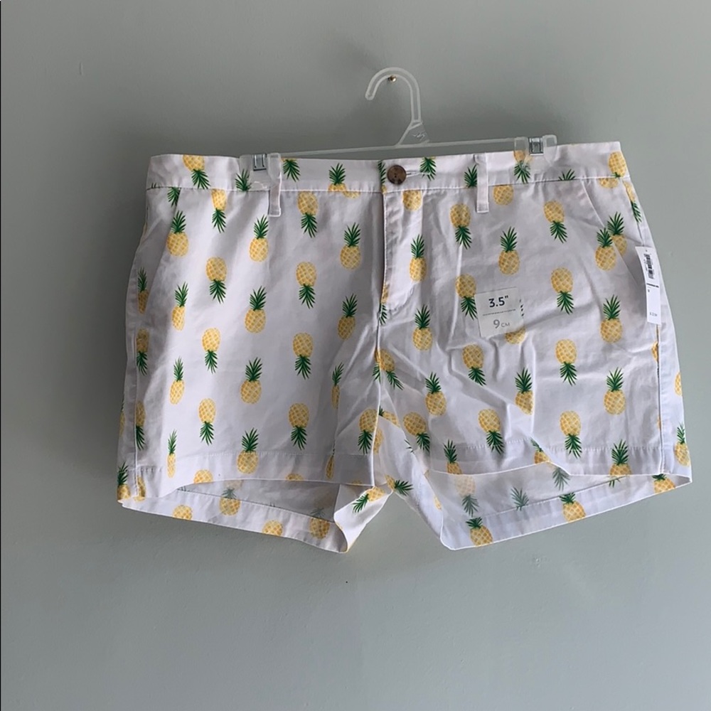 Old Navy White Pinapple Bermudas shorts NWT sz 12